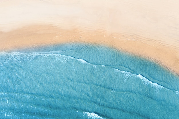 Zee luchtfoto, bovenaanzicht, geweldige natuurmuur. De kleur van het water en prachtig helder.