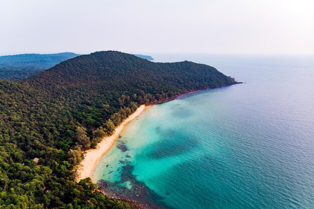 Zee Luchtfoto Top uitzicht verbazingwekkende natuur achtergrondkleur van het water en prachtig helder azuurblauw strand met rotsachtige bergen en helder water van Thailand oceaan op zonnige dag vliegende dronesea uitzicht