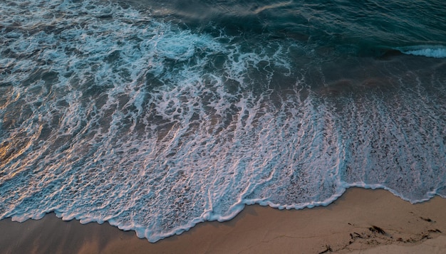 Zee luchtfoto van strand achtergrond zeewater golven en prachtig helder azuurblauw strand