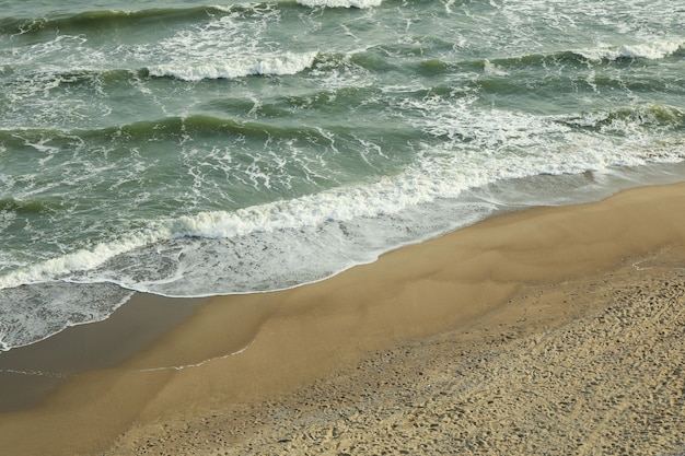 Zee met golven op mooi zandstrand