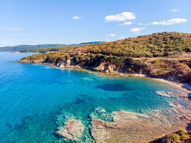 Zee met strand en bergen in Nea Roda, Halkidiki, Griekenland