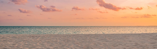 Zee oceaan strand zonsondergang zonsopgang landschap buiten. Watergolf met wit schuim. Prachtige zonsondergang kleur