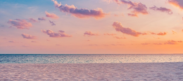 Zee oceaan strand zonsondergang zonsopgang landschap buiten. Watergolf met wit schuim. Prachtige zonsondergang kleur