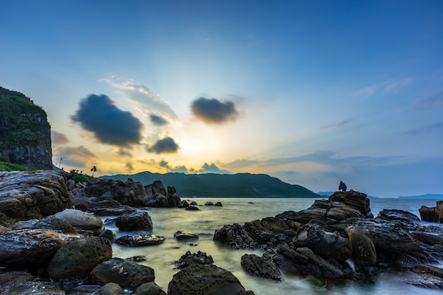 zee Ochtend zee en zonsondergang en lange sluitertijd Blootstelling in de zee van Taiwan