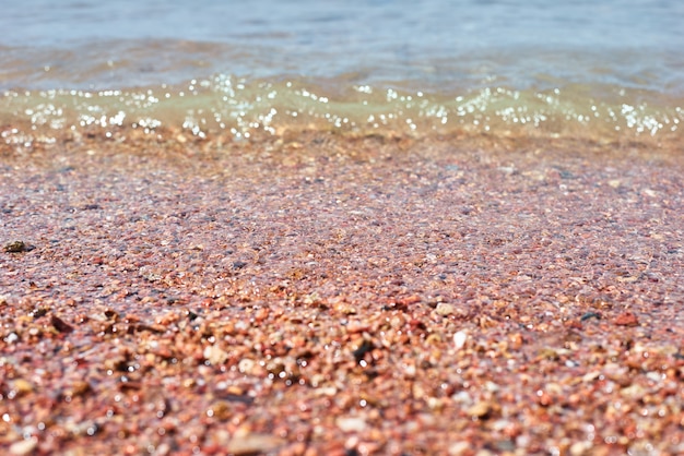 Zee of oceaan golven op een stenen kust strand