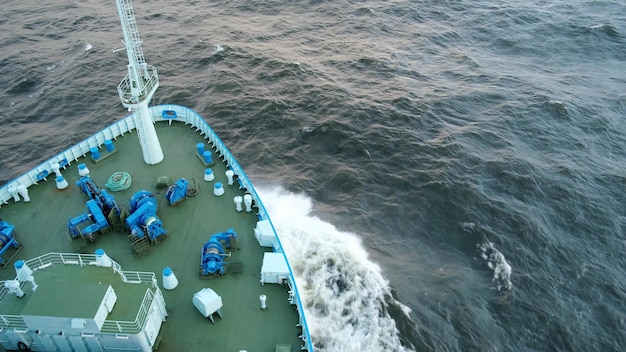 Zee storm golven breken op de boeg van het schip. kustwacht tijdens een storm in de oceaan.