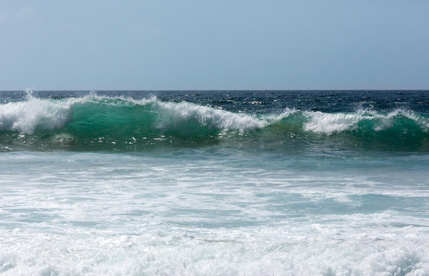 Zee storm. Uitzicht vanaf strand.