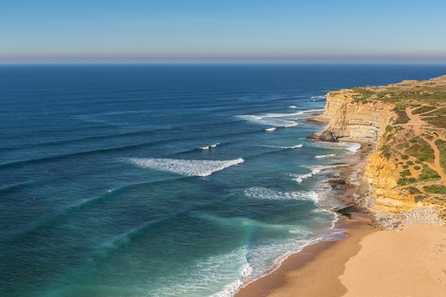 Zee strand in Ericeira voor surfers. Portugal herfst.