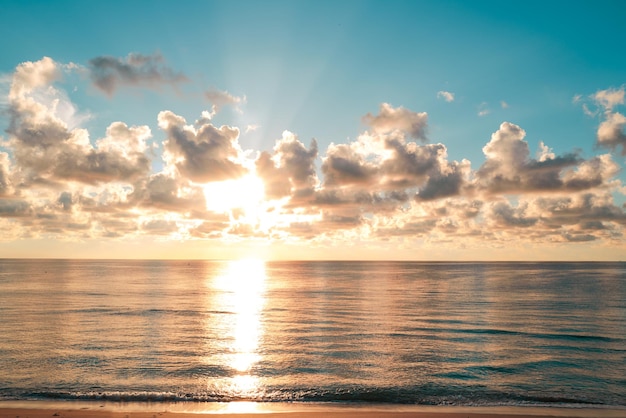 Zee strand met lucht zonsondergang of zonsopgang cloudscape over de zonsondergang zee zonsondergang bij tropisch strand natuur