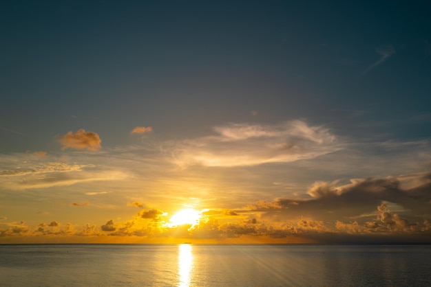 Zee strand met lucht zonsondergang of zonsopgang wolken boven de zonsondergang zee zonsondergang op tropisch strand natuur suns