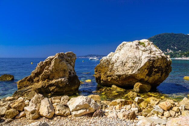 Zee strand met stenen en rotsen Beausoleil Nice Nizza AlpesMaritimes ProvenceAlpesCote d'Azur Cote d'Azur Franse Rivièra Frankrijk