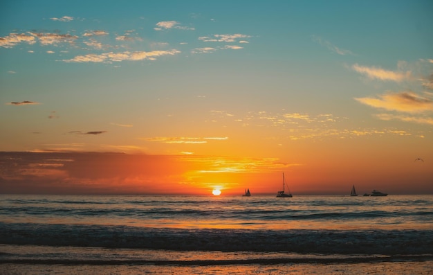Zee strand met zonsondergang hemel abstracte achtergrond Kopieer ruimte van zomervakantie en reizen concept