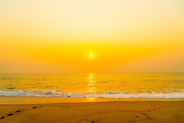 zee strand met zonsondergang of zonsopgang