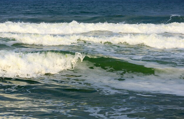 Zee surfen met spatten uitzicht vanaf het strand. Achtergrond.