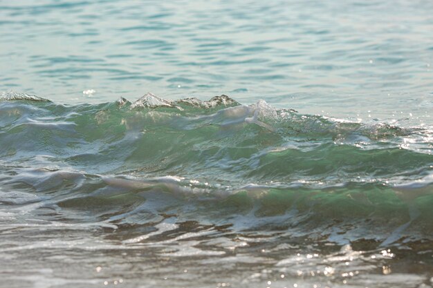 Zee tij spatten, turbulent water close-up. Oppervlak van de zee golven, plons, schuim en bellen bij vloed en surfen, aqua abstracte achtergrond