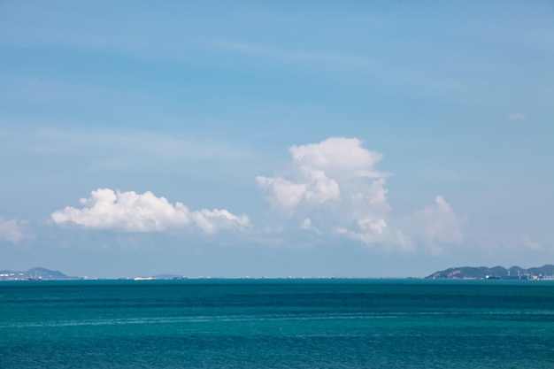 Zee van prachtige wolken in Pattaya, Thailand