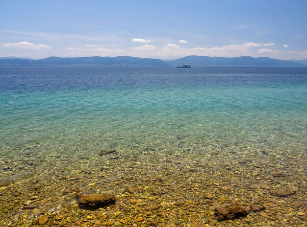 Zee vanaf de veerboot van het Griekse kuuroord Loutra Edipsou op het eiland Evia Euboea, Griekenland