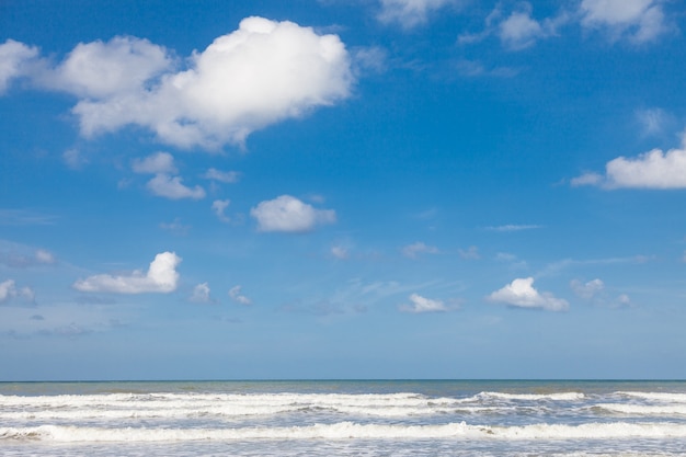 Zee, wind, golven en bewolkt in de lucht