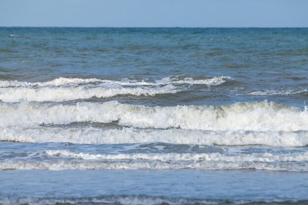 Zee, wind, golven en bewolkt in de lucht