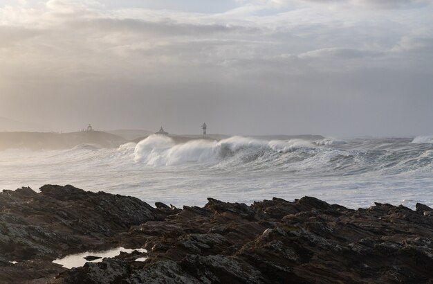 Zee woedend op de kust van Cantabrico