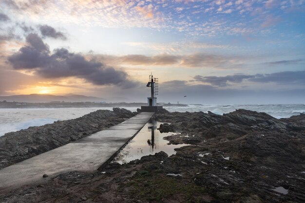 Zee woedend op de kust van Cantabrico