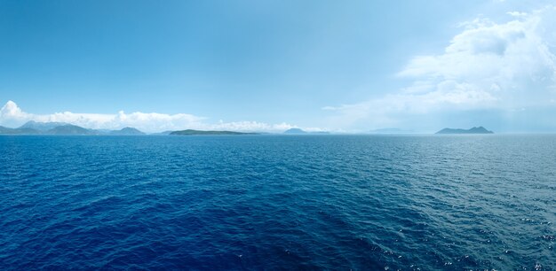 Zee zomer uitzicht vanaf trein veerboot op weg van Kefalonia naar Lefkada (Griekenland). Panorama.