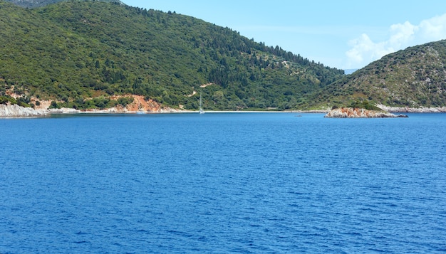 Zee zomer uitzicht vanaf trein veerboot op weg van Kefalonia naar Lefkada (Griekenland)