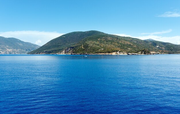 Zee zomer uitzicht vanaf trein veerboot op weg van Kefalonia naar Lefkada (Griekenland)