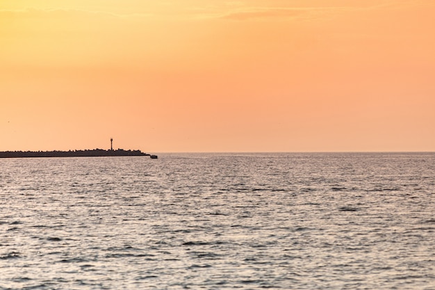 Zee zonsondergang over pier