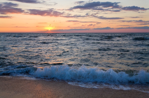 Zee zonsondergang surf geweldige golfpauze aan de kustlijn