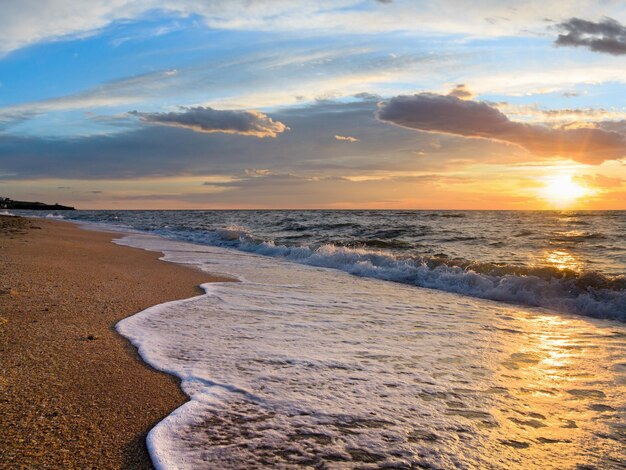 Zee zonsondergang surfgolf