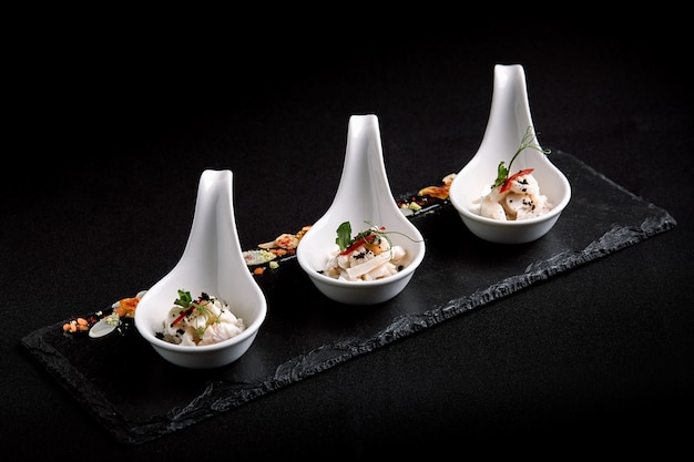 Zeebaars ceviche mini-porties geserveerd in prachtige chinese lepels