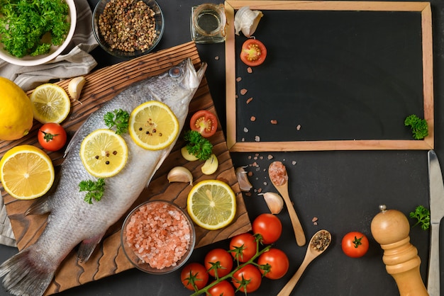 Zeebaars met verse vis en ingrediënten voor het koken.