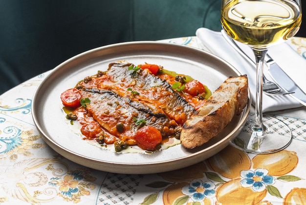 Zeebaars Napolitaanse stijl met tomaten en kappertjes kopiëren ruimtevoedselconcept