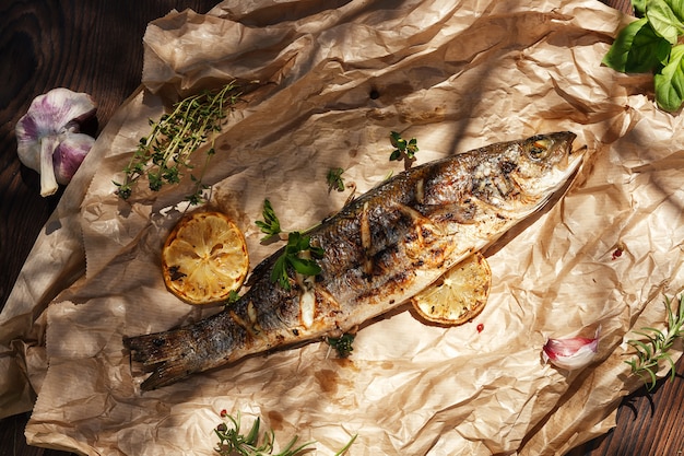 Foto zeebaarsvissen gekookt op kolen in een grill