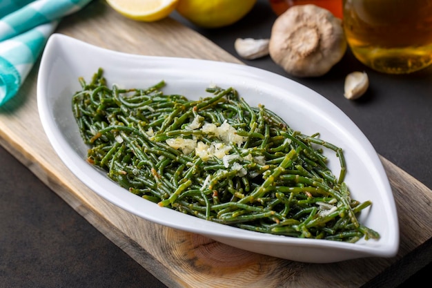 Zeebonen en groene meze op tafel. Turkse naam; Deniz borulcesi mezesi