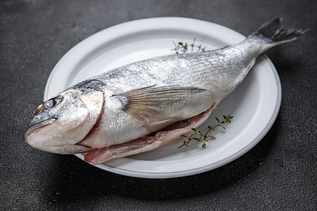 zeebrasem verse vis zeevruchten rauw klaar om gezonde maaltijd eten snack op tafel te koken kopie ruimte