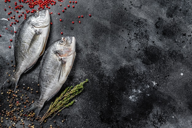 Zeebrasem vis. Mediterrane keuken, gezond koken concept. bovenaanzicht. Kopieer ruimte