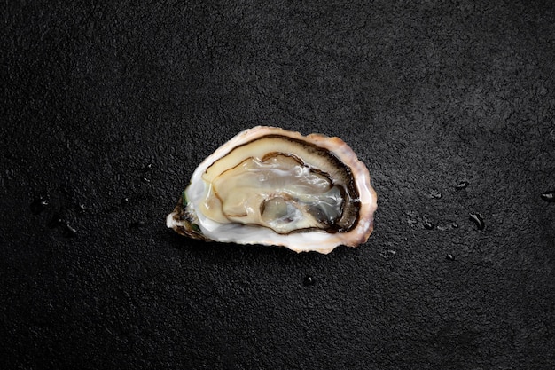 Zeedelicatesse verse open oesters liggen op een donkere achtergrond