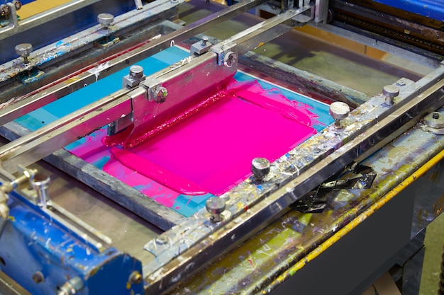 Foto zeefdruk printer inktmachine roze magenta kleur