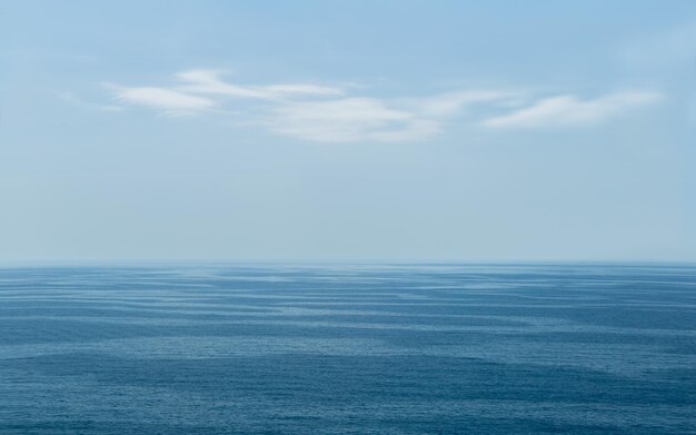 Foto zeegebied met witte wolken