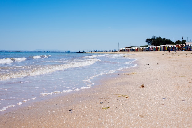 Zeegezicht: blauwe lucht, oceaan en mooi strand.