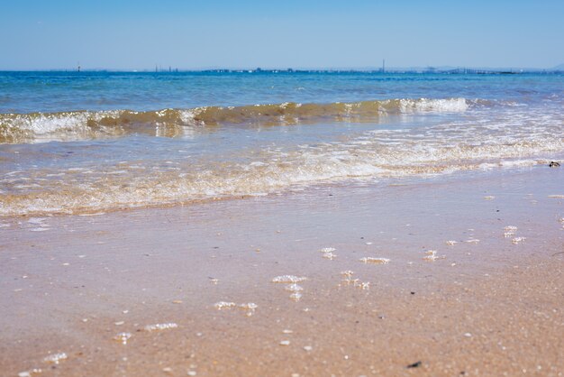 Zeegezicht: blauwe lucht, oceaan en mooi strand.