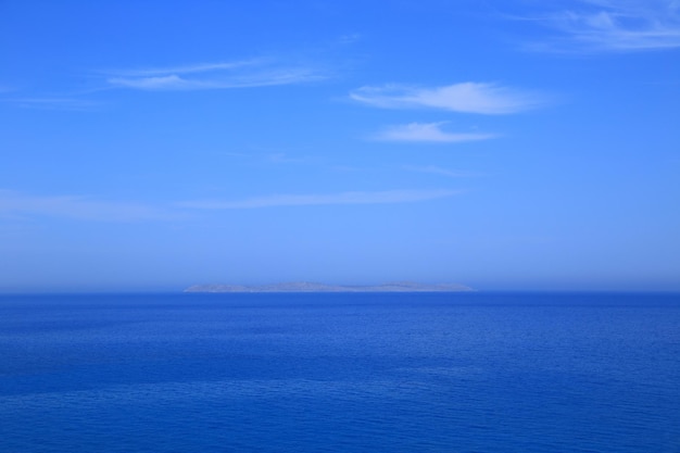 Zeegezicht blauwe wateren en lucht