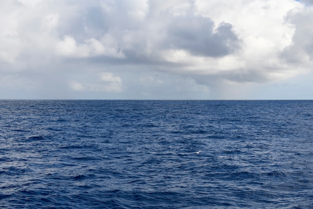 Zeegezicht, blauwe zee. Rustig weer. Uitzicht vanaf schip.