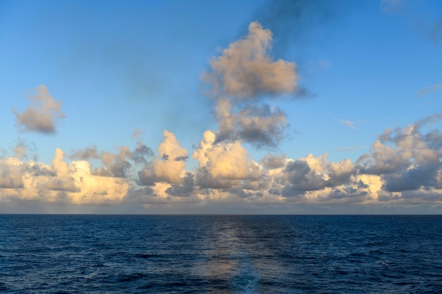 Zeegezicht blauwe zee zonsondergang op zee kalm weer uitzicht vanaf vrachtschip werk op zee