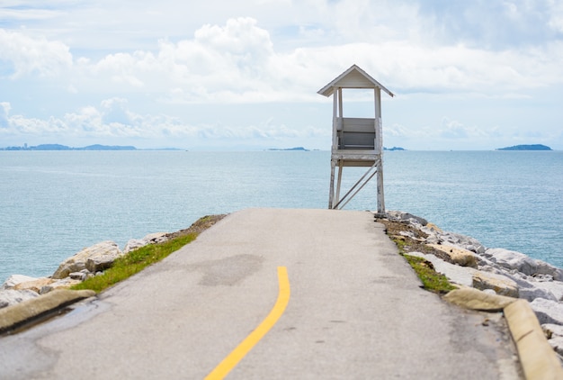 zeegezicht en heldere blauwe lucht voor relaxte tijd in Khao Laem Ya-Mu Ko Samet Nationaal Park in Rayong prov