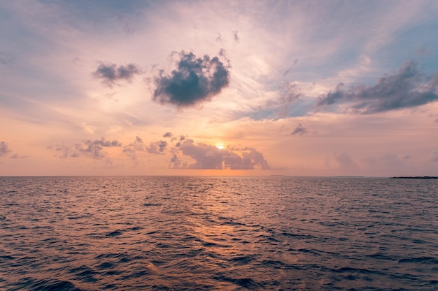 Zeegezicht gouden zonsondergang hemel kalmte rustig ontspannen zonlicht zomerstemming. Vakantie reizen vakantie