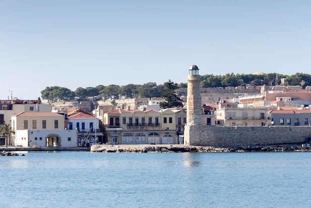 Zeegezicht het uitzicht op de oude vuurtoren van de stadsdijk en de zeestad rethymno-eiland kreta griekenland op een zonnige herfstdag