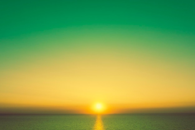 Zeegezicht in de vroege ochtend Mooie koude zonsopgang met een heldere lucht boven de kalme zee Zonnig pad op zee